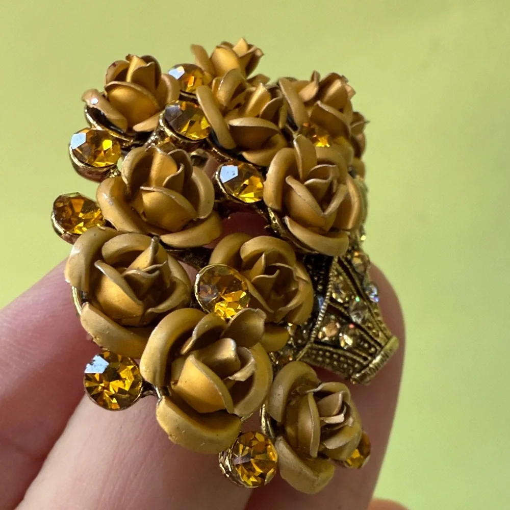 Elegant vintage Gold Roses in the Basket Brooch
